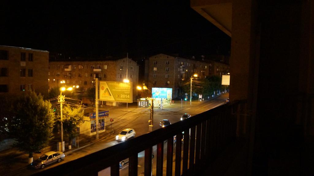 Metro Apartment Ереван Екстериор снимка
