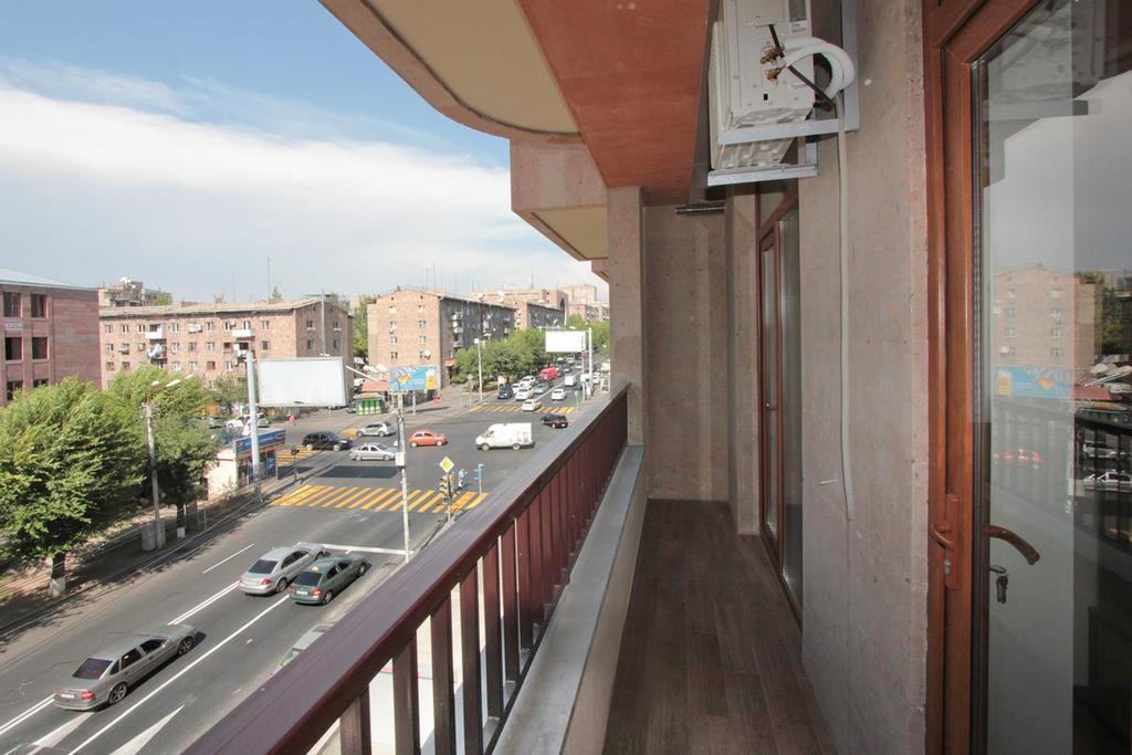 Metro Apartment Ереван Екстериор снимка